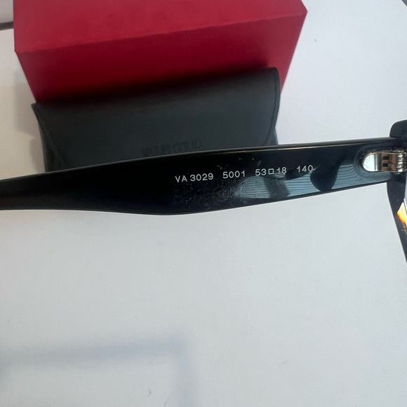 Valentino priscripcion eyeglasses
Cat-Eye black - Picture 4 of 16